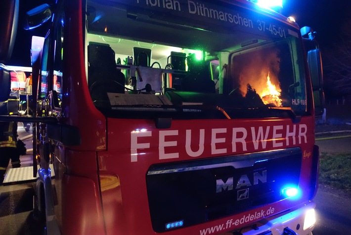 FW-HEI: Reetdach brennt in Eddelak - Aufenthaltsort des Anwohners unklar