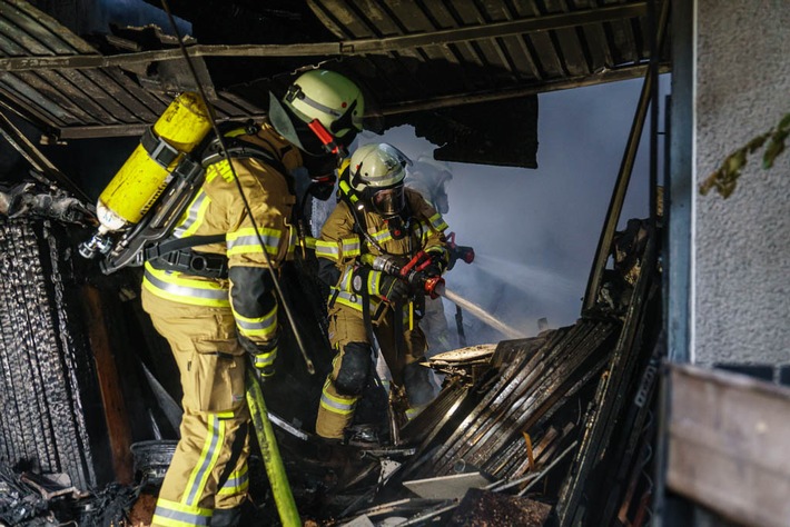 FW Menden: Garagenbrand führt zu Zugalarm der Feuerwehr Menden