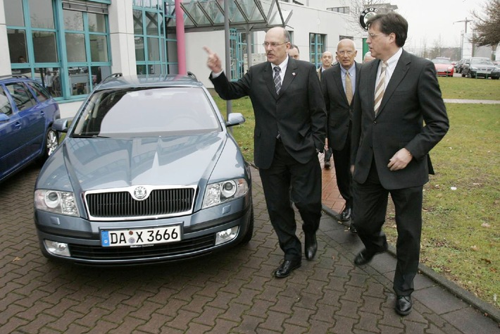 Staatsminister Grüttner besucht Skoda Auto Deutschland
