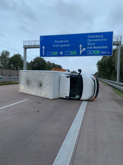 POL-DEL: Autobahnpolizei Ahlhorn: Kleintransporter kippt auf der Autobahn 1 im Bereich der Gemeinde Stuhr auf die Seite +++ Sperrung des rechten und mittleren Fahrstreifens sorgt für langen Rückstau