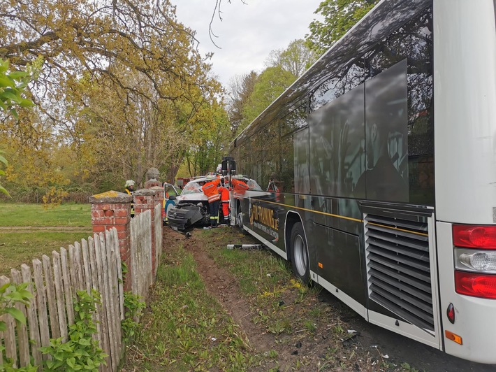 FW Lüchow-Dannenberg: Schwerer Verkehrsunfall in Streetz (Ldkrs.Lüchow-Dannenberg) +++ Transporter kollidiert mit Linienbus +++ Fahrer schwerstverletzt eingeklemmt