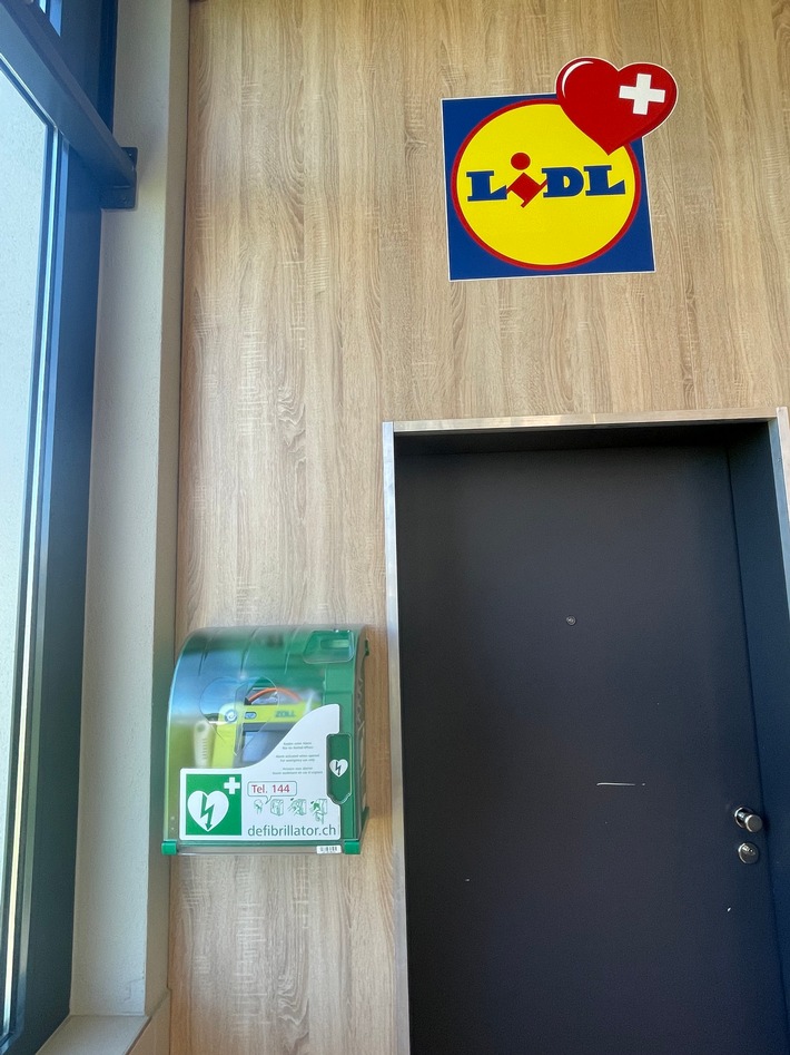 Defibrillatoren in allen Filialen von Lidl Schweiz / Jede Sekunde zählt