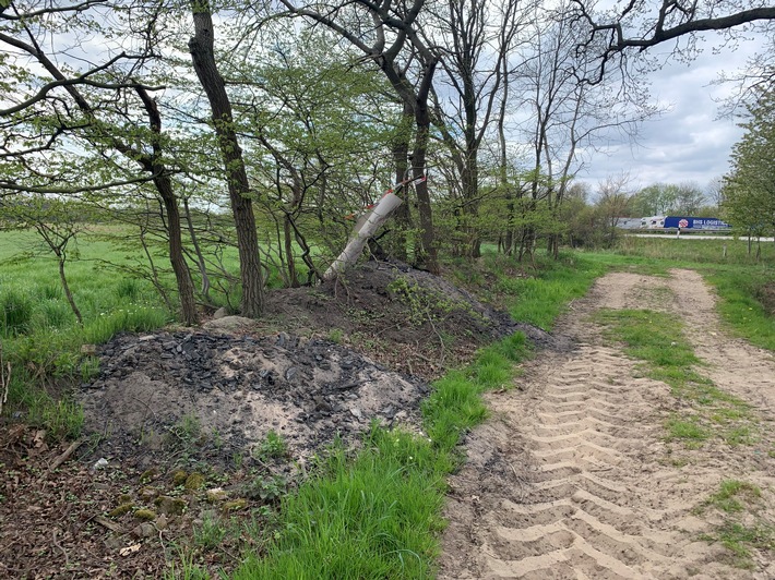 POL-RZ: Verbrannter Müll auf einem Feldweg gefunden - Zeugen gesucht