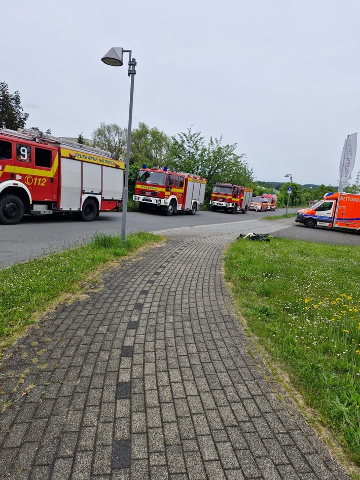 FW-EN: Gefahrguteinsatz und Brand an einer Photovoltaikanlage - Hattinger Feuerwehr zweimal mit Großaufgebot im Paralleleinsatz