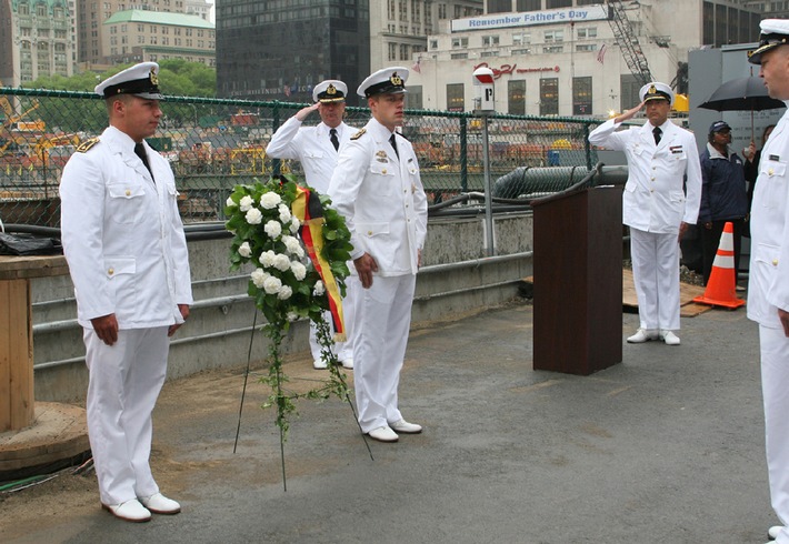 Deutsche Marine - Pressemeldung: Deutsche Marine gedenkt der Opfer der Anschläge vom 11. September - Feierliche Kranzniederlegung am &quot;Ground Zero&quot;
