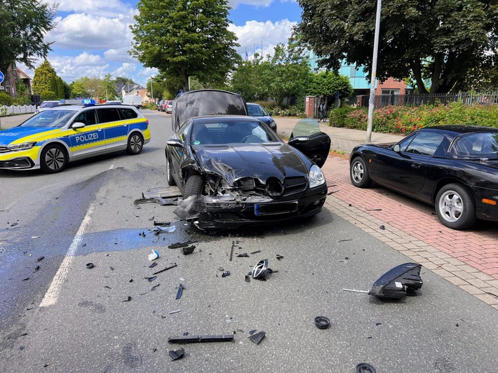 POL-STD: Buxtehude: Vorfahrtsverstoß führt zu Kollision im Einmündungsbereich - Harburger Straße zeitweise voll gesperrt