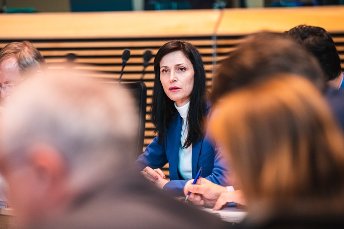 EU-Commissioner Mariya Gabriel meets with leaders from industry and academia for the inaugural Innovation Roundtable