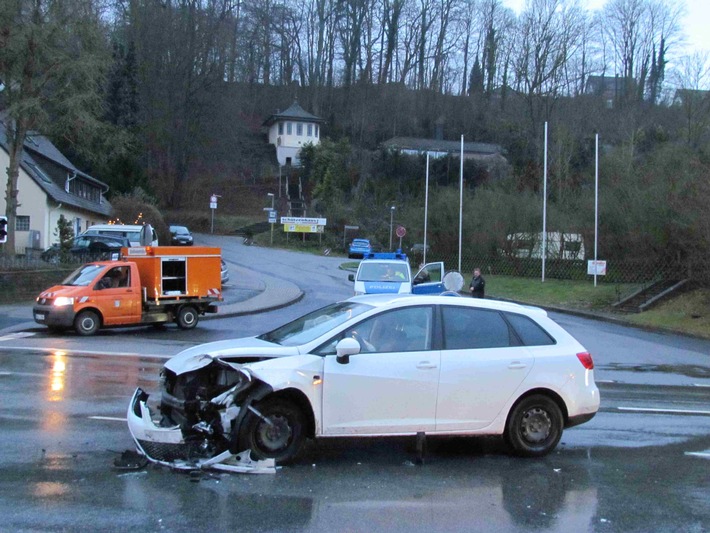 POL-HOL: Bodenwerder - Münchhausenkreuzung: Vorrang missachtet - Verkehrsunfall mit Blechschaden - Gesamtschaden: 14.000,-- EUR -