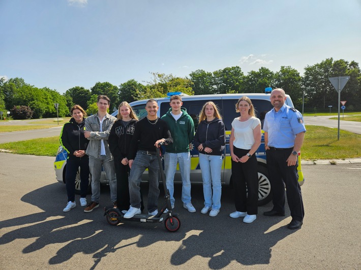 POL-DN: Schülerinnen und Schüler der Fachoberschule Polizei setzen Zeichen für Verkehrssicherheit - Social-Media-Kampagne zeigt E-Scooter-Verstöße im Alltag