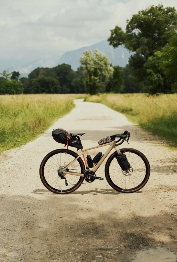 Mehr Möglichkeiten, mehr Abenteuer: ROSE Bikes launcht neues Backroad Gravelbike / Das Backroad erhält eine Neuauflage mit integriertem Stauraum, USB-C Port und einem Model mit autarker Stromversorgung