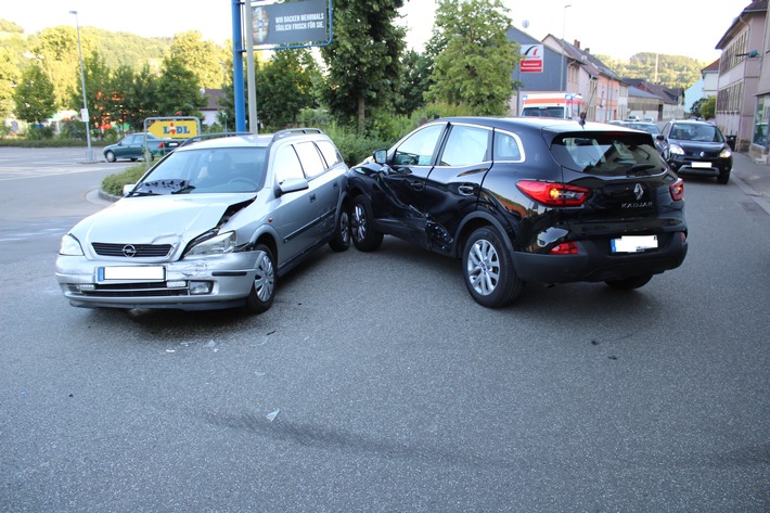 POL-PDKL: Vorfahrtsberechtigte übersehen - Unfall mit einer Verletzten und hohem Sachschaden