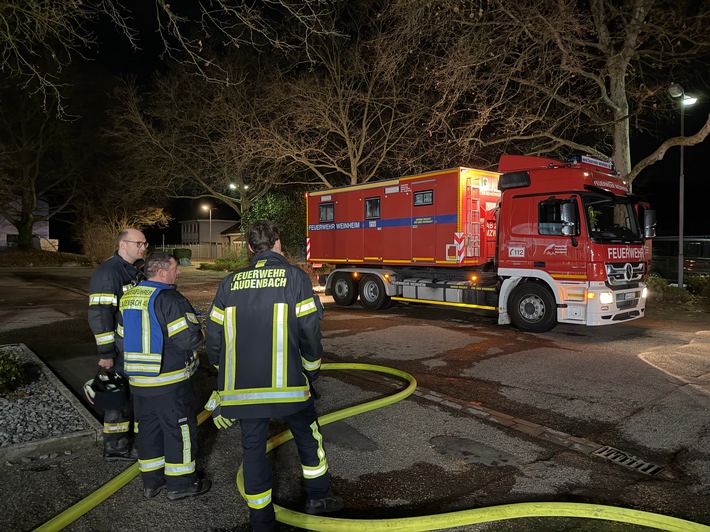 FW Weinheim: ÜBERLANDHILFE WÄHREND JAHRESHAUPTVERSAMMLUNG. FEUERWEHR WEINHEIM UNTERSTÜTZT BEI BRAND IN LAUDENBACH
