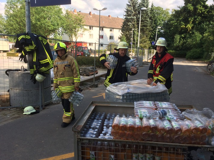 FW-Stolberg: Hilfeleistung in Regionalbahn / Brand einer Thuja-Hecke