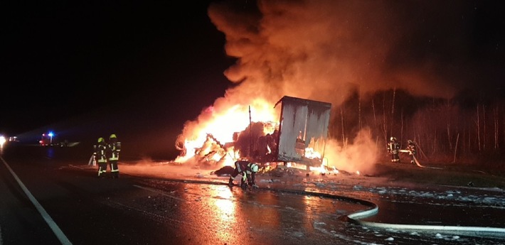 POL-GÖ: (04/2023) Nächtlicher LKW-Brand auf der A 7 - Ursache vermutlich technischer Defekt, Fahrer unverletzt, Autobahn in Richtung Kassel aktuell noch teilweise gesperrt