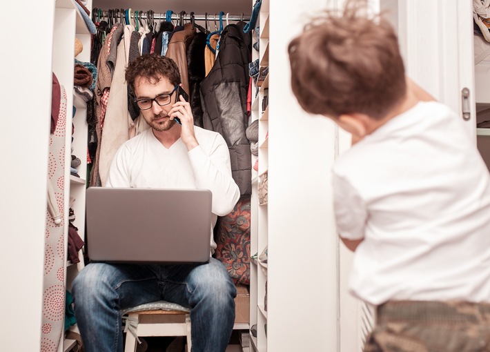 Ergonomie-Hacks für das Homeoffice: Rückenfreundlich arbeiten am Küchentisch