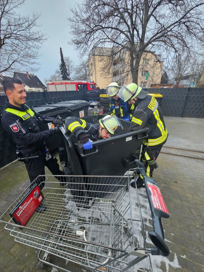FW Celle: Manchmal steigen wir auch in die Tonne - ausgelöster Rauchmelder!