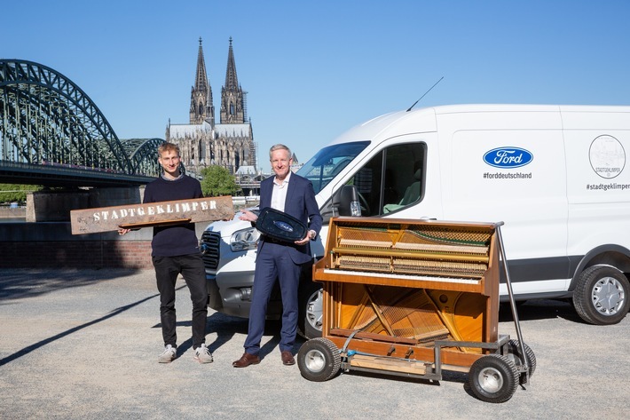 Stadtgeklimper im Ford Transit - Thelonious Herrmann startet Südeuropa-Tour mit mobilem Klavier / Ford unterstützte den Kölner Straßenkünstler Thelonious Herrmann mit einem Ford Transit Kastenwagen. Hans Jörg Klein, Geschäftsführer Marketing und Verkauf der Ford-Werke GmbH, übergab den Schlüssel Weiterer Text über ots und www.presseportal.de/nr/6955 / Die Verwendung dieses Bildes ist für redaktionelle Zwecke honorarfrei. Veröffentlichung bitte unter Quellenangabe: "obs/Ford-Werke GmbH"