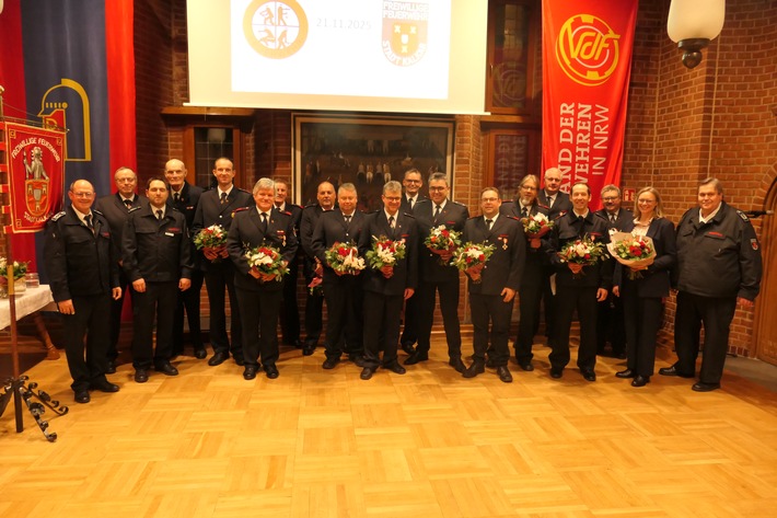 Feuerwehr Kalkar: Ehrungen im Ratssaal - Feuerwehr Kalkar würdigt Engagement und Gemeinschaft