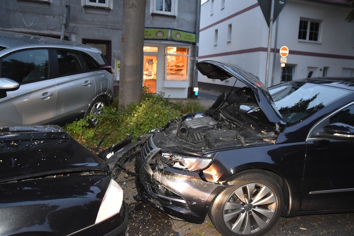 POL-CE: Blumlage - Fahrer rammt wegen Übermüdung parkende Autos