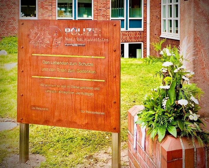 POL-DO: Vor 20 Jahren im Dienst getötet - Gedenkfeier am Polizeipräsidium zur Erinnerung an die verstorbenen Kollegen