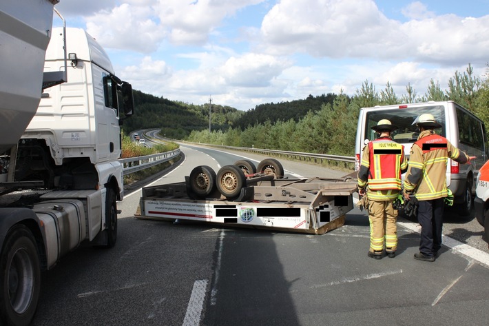 POL-PDKL: A63/Kaiserslautern, Anhänger kippt um