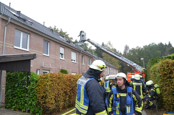 FW-PI: Wedel: Dachstuhlbrand eines Reihenhauses