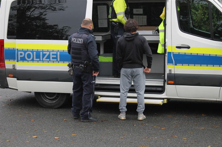 POL-KLE: Kranenburg - Große Verkehrskontrolle der Kreis Klever Polizei am "Tennisschläger" Cannabis-Geruch in der Luft führte zur Blutprobe