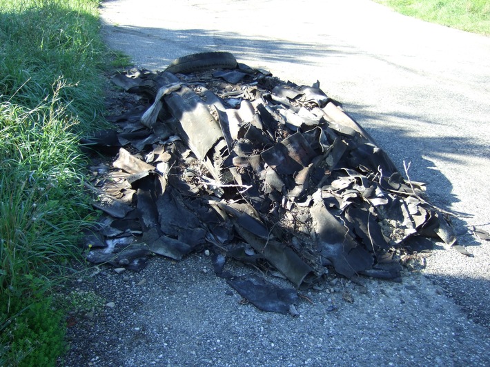 POL-KN: (Singen) Illegale Entsorgung von Bitumenplatten - Zeugen gesucht (04.09.2020)