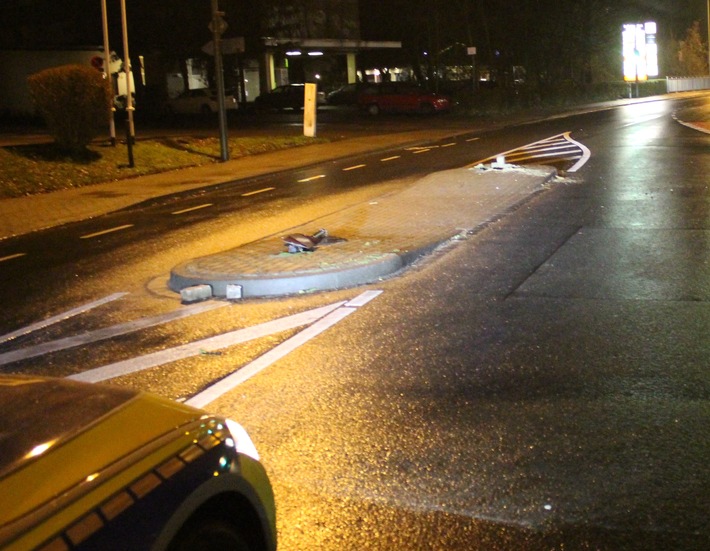 POL-BI: Randalierer beschädigten Verkehrsinsel - Sachschaden an Polizeiwagen