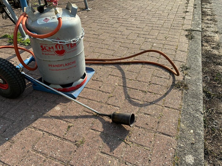 FW-KLE: Heckenbrand durch Flämmarbeiten - höchste Vorsicht geboten!