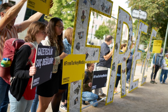 Amnesty International protestiert vor türkischer Botschaft in Berlin für eine freie Presse
