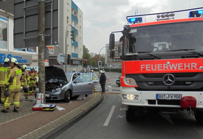 FW-BOT: Verkehrsunfall mit eingeklemmter Person