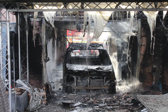 FW-DO: Do-Deusen / Garage brennt in voller Ausdehnung