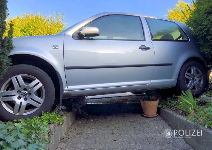 POL-PPWP: Auto "parkt" im Vorgarten