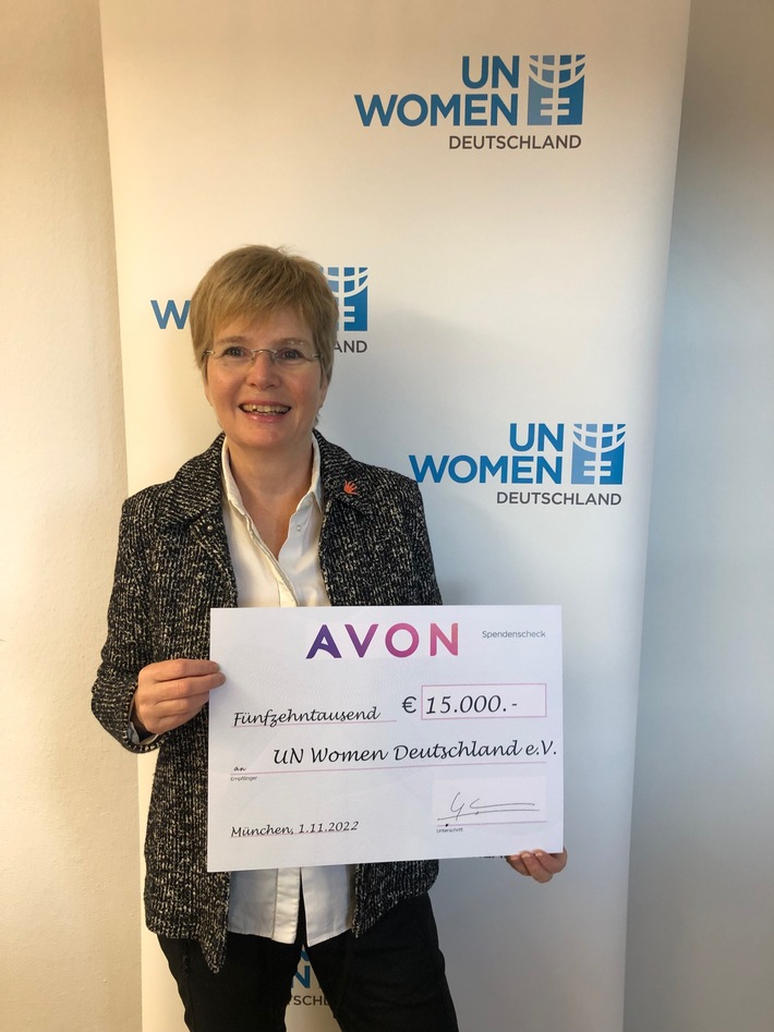 Avon_Charity_UN Women Deutschland e.V. Geschaftsfuhrerin Bettina Metz mit Avon Spendencheck.jpg