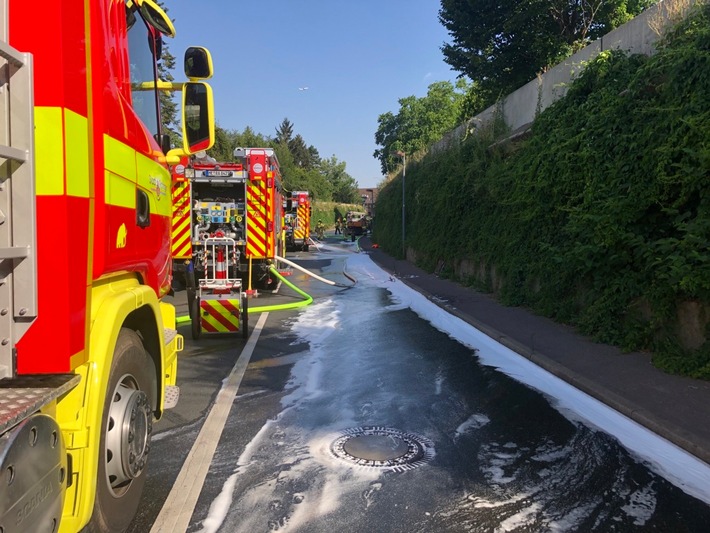 FW Ratingen: LKW Brand auf dem Maubeuger Ring, Vollsperrung für mehrere Stunden