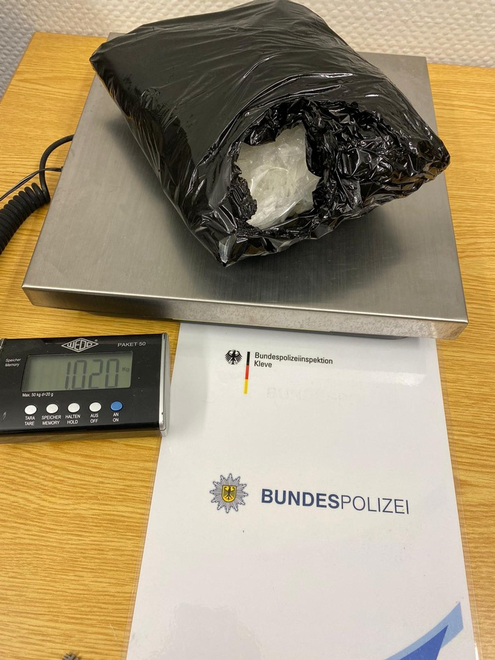 BPOL NRW: Bundespolizei nimmt 28-Jährigen mit 1020 Gramm Chrystal Meth und 1040 Gramm Kokain auf der Bundesautobahn A 3 fest