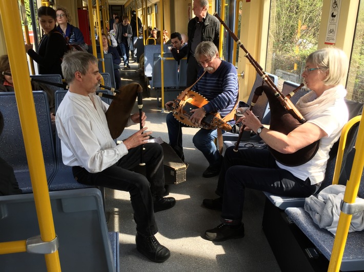 Dudelsackmusik auf der Linie 7