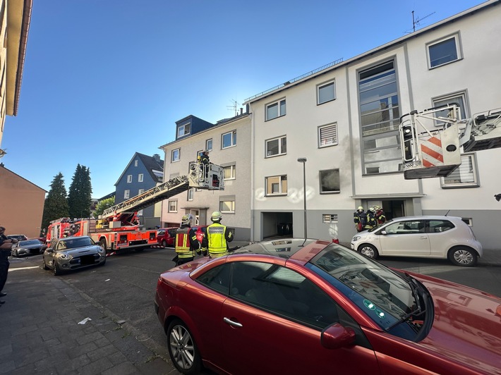 FW-RS: Zimmerbrand in der Fachschulstraße - eine Person verletzt