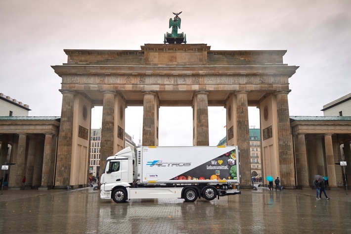 Ein Jahr lang wird EDEKA einen vollelektrischen eActros-Lkw im Berliner Stadtgebiet erproben. Vollelektrische Versorgung von Supermärkten in Berlin. Weiterer Text über ots und www.presseportal.de/nr/51907 / Die Verwendung dieses Bildes ist für redaktionelle Zwecke honorarfrei. Veröffentlichung bitte unter Quellenangabe: "obs/EDEKA ZENTRALE AG & Co. KG/Daimler / EDEKA"