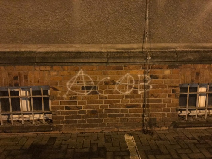 POL-NB: Schmierereien durch Graffiti an Dienstgebäude in Stralsund (LK Vorpommern-Rügen)