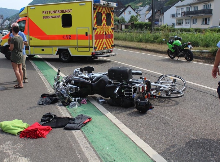 POL-PDKO: Motorradfahrer reißt Radfahrerin mit