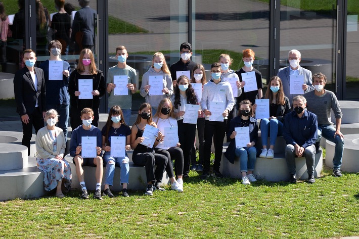 Auszeichnung für das Cusanus-Gymnasium: Beste Ergebnisse im Wettbewerb "Leben mit Chemie"