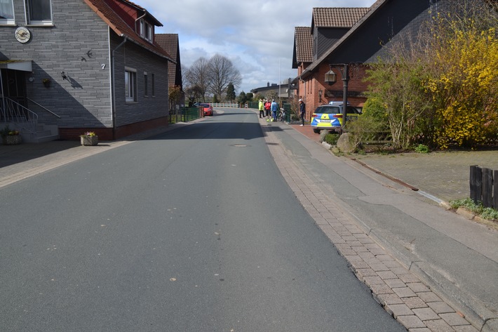 POL-NI: PKW-Fahrer fährt bei Überholvorgang Radfahrer aus Radfahrgruppe an-Radfahrer schwerverletzt