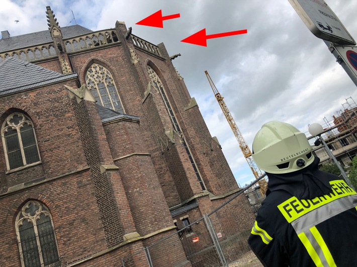FF Goch: Baukran prallt gegen Kirchendach - St. Maria Magdalena teilweise gesperrt