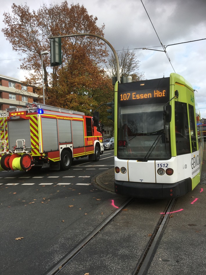 FW-GE: Schwerer Verkehrsunfall in Gelsenkirchen Feldmark - Frau von Straßenbahn angefahren