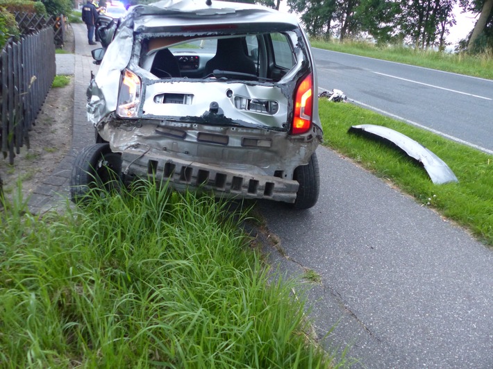 POL-CUX: Verkehrsunfall mit hohem Sachschaden - Fotos vorhanden
