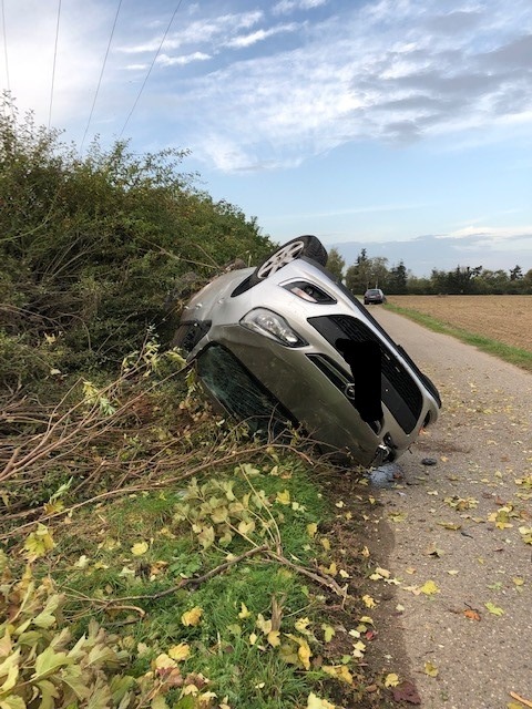 POL-PDLU: Speyer - Fahrzeug überschlägt sich nach Verkehrsunfall auf B9, Beifahrerin leichtverletzt (13/2210)