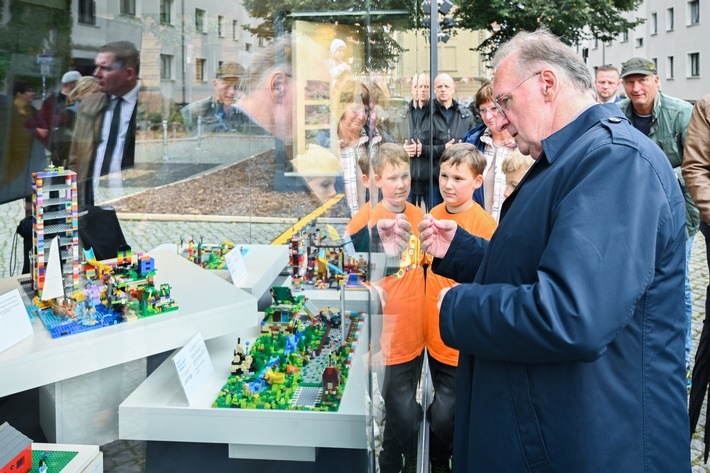 MP Dr. Reiner Haseloff mit Kindern vor Sachsen-Anhalts Cube zum Strukturwandel auf der EinheitsEXPO 2021 in Halle (S.) // (c) Staatskanzlei / Thomas Meinicke / Zur EinheitsEXPO: Kinder bauen ihre Strukturwandel-Zukunft aus Lego / Weiterer Text über ots und www.presseportal.de/nr/157804 / Die Verwendung dieses Bildes ist für redaktionelle Zwecke unter Beachtung ggf. genannter Nutzungsbedingungen honorarfrei. Veröffentlichung bitte mit Bildrechte-Hinweis.