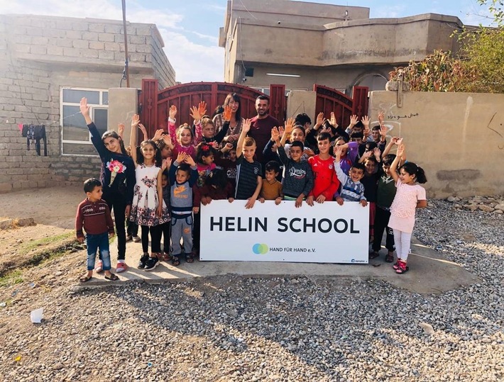 reproplan spendet Alu-Schild für geflüchtete Kinder in irakischer Schule